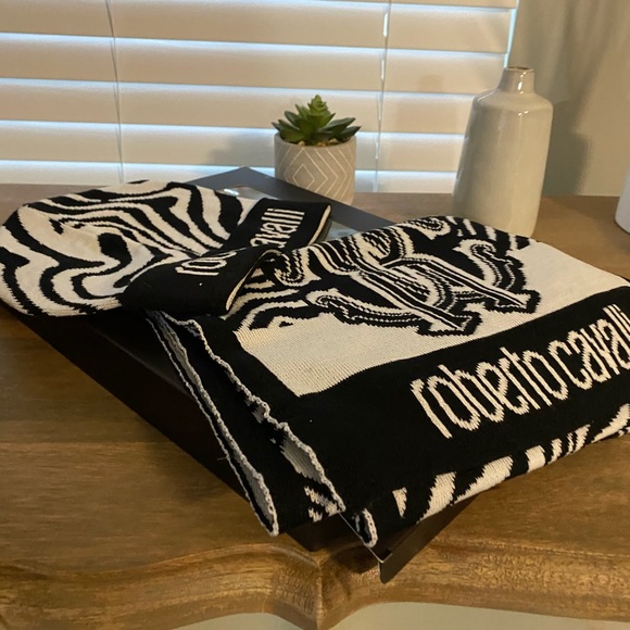 BEAUTIFUL NEW Roberto Cavalli scarf and hat set - Picture 3 of 5